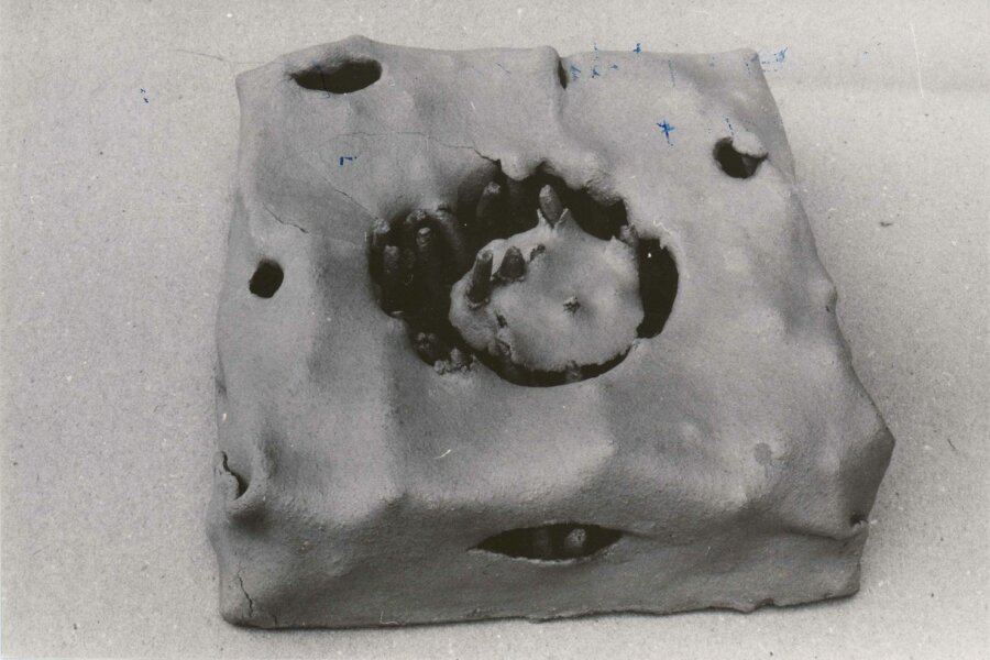 Markéta Kuxová, Plastika, 1990, keramika, 33x33x11 cm